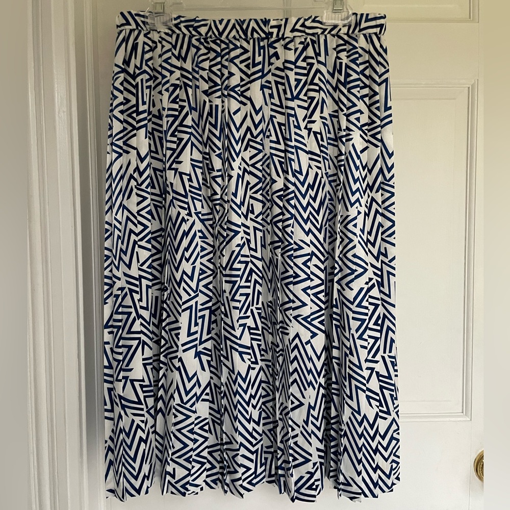 Silky white and blue Evan-Picone skirt size 14